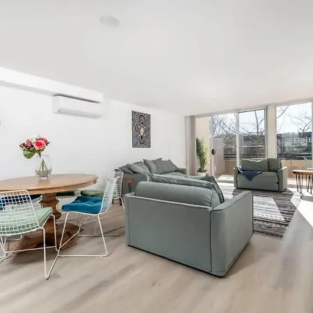 Beautiful 3 Bedroom Townhouse Located In Dickson Canberra Exterior photo